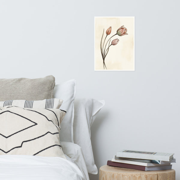 Poster illustration florale minimaliste 30x40 représentant une branche de tulipe sauvage aquarelle en palette terracotta, nude et vert sauge sur fond ivoire crème, encadré dans un intérieur bohème lumineux.