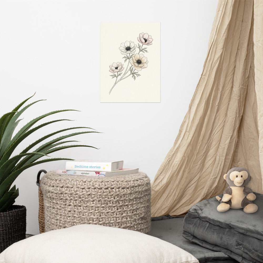 Poster illustration botanique anémone sauvage format 30x40 cm, imprimé sur papier mat qualité galerie, posé contre un mur blanc dans une ambiance décoration épurée