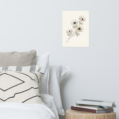 Affiche anémone décorative murale en linework encre, pétales blush et blanc cassé sur fond écru grain toile, encadrée dans un salon minimaliste aux tons neutres