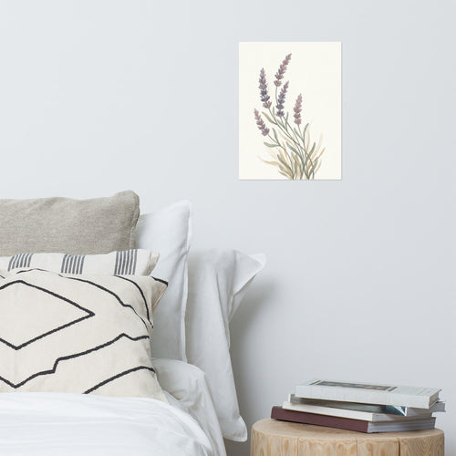 Affiche botanique lavande aquarelle encadrée au-dessus d'un meuble en bois clair, palette violet doux et vert sauge, style bohème scandinave