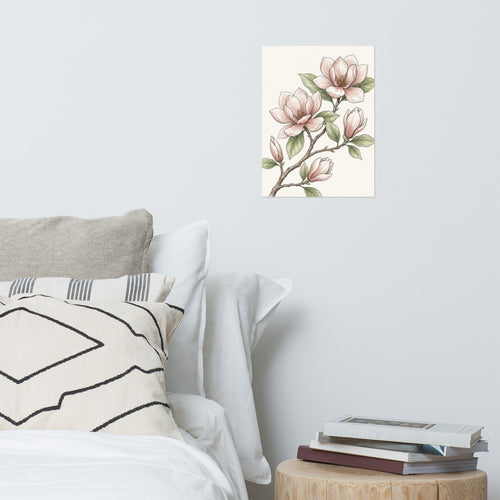 Affiche botanique magnolia au trait fin encre, palette rose poudré et nude, dans un salon à décoration bohème contemporaine