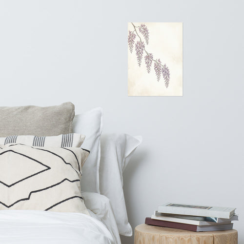 Affiche botanique glycine aquarelle encadrée au-dessus d'une console en bois clair, tons mauves et violet pâle sur fond texturé blanc cassé, ambiance intérieur bohème épuré