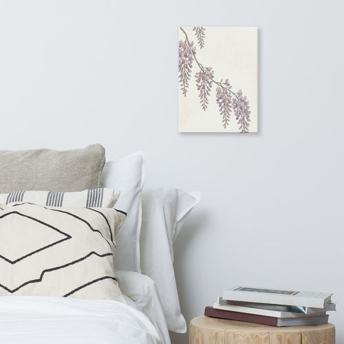 Toile canvas affiche botanique minimaliste wisteria aux grappes mauves et violet pâle, accrochée sur un mur blanc dans un intérieur bohème lumineux