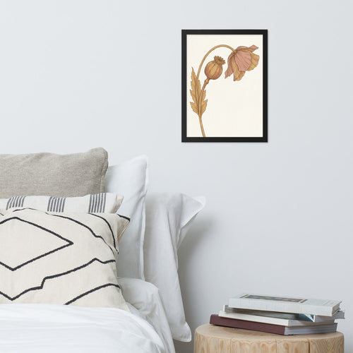 Affiche encadrée style herbier bohème avec illustration de pavot sauvage en tons terreux, accrochée dans un salon contemporain slow-living