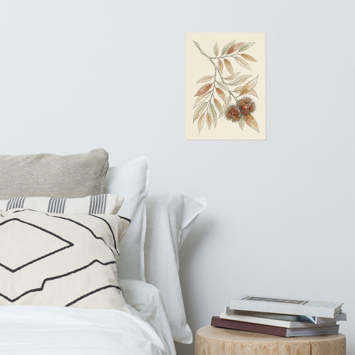 Poster botanique châtaignier encadré accroché au-dessus d'un bureau en bois clair, ambiance slow-living nordique avec plantes vertes et objets en céramique beige