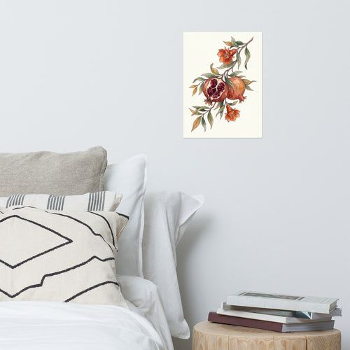 Poster botanique grenadier encadré au-dessus d'un buffet en bois clair, palette terracotta et bordeaux dans un salon bohème minimaliste