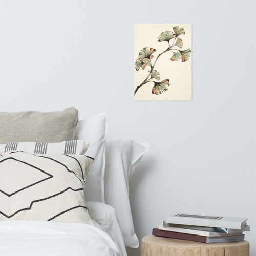 Poster ginkgo biloba encadré au-dessus d'une console en bois clair, ambiance salon zen avec tonalités crème, ocre et vert sauge